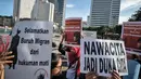 Jaringan Buruh Migran Indonesia melakukan aksi di Bundaran HI, Jakarta, Minggu (26/4/2015). Sejumlah tulisan dibawa saat aksi menolak hukuman mati Mary Jane. (Liputan6.com/Faizal Fanani)