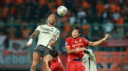 Pemain Persib Bandung, David Da Silva (kiri), berebut bola di udara dengan pemain Persija Jakarta, Hansamu Yama, dalam dalam laga tunda pekan ke-28 BRI Liga 1 2022/2023 yang berlangsung di Stadion Patriot Candrabhaga, Jumat (31/3/2023). (Bola.com/M Iqbal Ichsan)