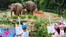 Anak-anak menggambar gajah di Taman Safari Chimelong, Guangzhou, Provinsi Guangdong, China, Rabu (27/5/2020). Dua gajah Asia betina di Taman Safari Chimelong melahirkan dua bayi pada tanggal 30 April dan 12 Mei 2020. (Xinhua/Liu Dawei)