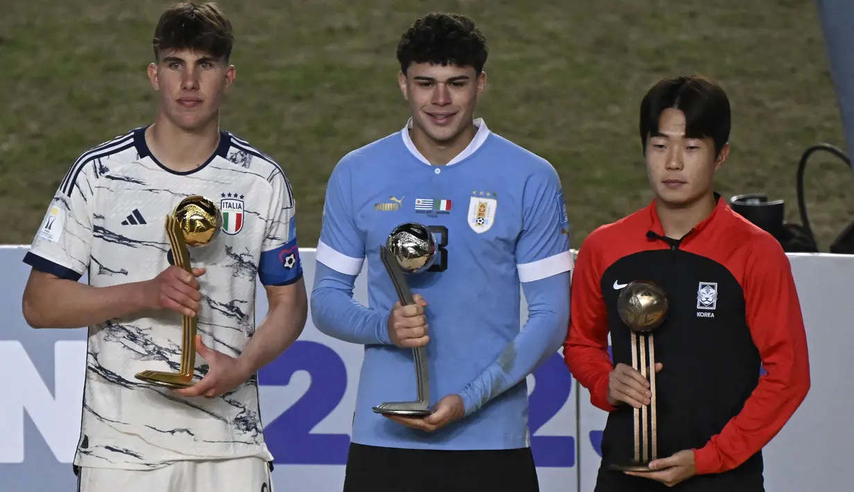 Timnas Uruguay berhasil menjadi juara baru ajang Piala Dunia U-20 setelah pada laga final Piala Dunia U-20 2023 di Unico Diego Armando Maradona Stadium, La Plata, Argentina, Senin (12/6/2023) dini hari WIB berhasil mengalahkan Italia dengan skor tipis 1-0. Usai laga final, beberapa penghargaan juga diberikan kepada para pemain dalam beberapa kategori. Berikut para pemain penerima penghargaan tersebut. (AFP/Luis Robayo)