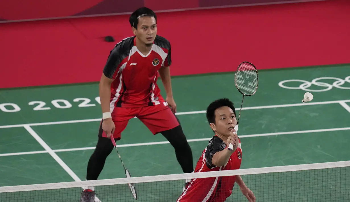 Menjadi wakil merah putih yang terakhir berlaga di hari pertama cabang bulu tangkis Olimpiade Tokyo 2020, Hendra Setiawan/Mohammad Ahsan menutup dengan kemenangan mudah 2-0 atas pasangan ganda putra Kanada, Jason Anthony Ho-Shue/Nyl Yakura, Kamis (24/7/2021). (Foto: AP/Markus Schreiber)