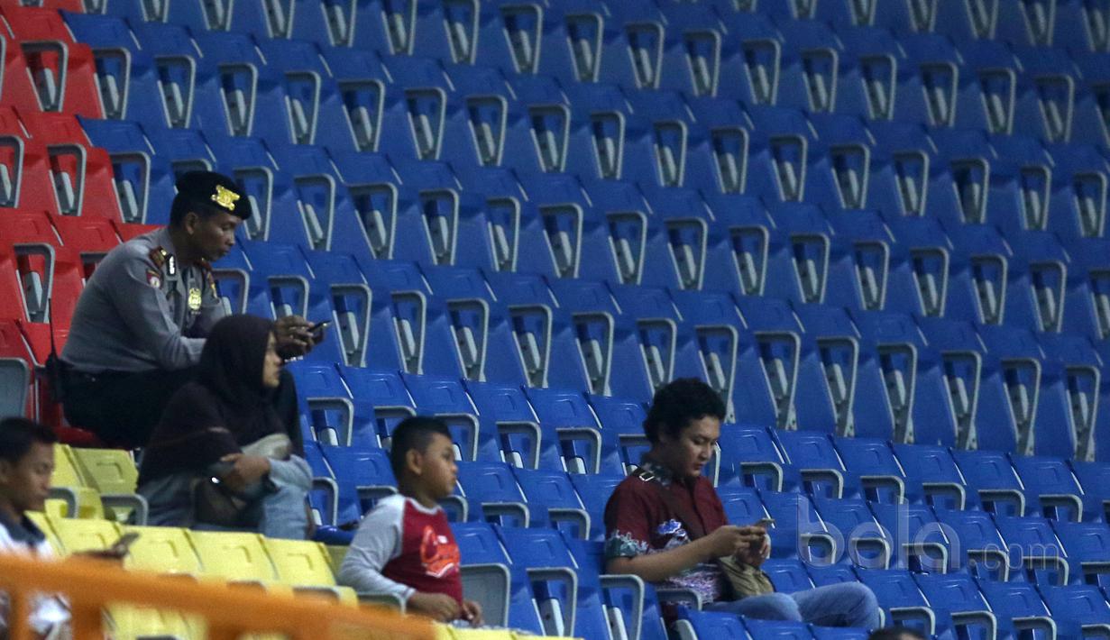 Laga Persija Jakarta melawan Sriwijaya FC tanpa kehadiran suporter The Jakmania di Stadion Wibawa Mukti, Cikarang, Jumat (16/6/2017). Persija Menang 1-0. (Bola.com/Nicklas Hanoatubun)