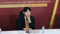 Shin Tae-yong saat diperkenalkan sebagai pelatih kepala Persija yang baru di Jakarta International Stadium, Senin (8/6/2026) siang WIB. (Bola.com/M Iqbal Ichsan)