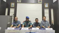 Danpomal Lantamal VII Kupang, Letkol Laut (PM) Catur Dono Wibowo, saat memberi keterangan pers (Liputan6.com/Ola Keda)