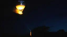Amnesti Internasional melakukan aksi menerbangkan pesan bertuliskan “Hentikan genosida di Gaza” di atas taman Tuileries, Paris, Prancis pada 26 Juli 2025. Tampak dalam foto, sebuah pesan bertuliskan “Hentikan genosida di Gaza” diproyeksikan ke kaldron Olimpiade Paris 2024, yang dirancang oleh perancang Prancis Mathieu Lehanneur, di Paris, pada 26 Juli 2025. (Hugo MATHY/AFP)