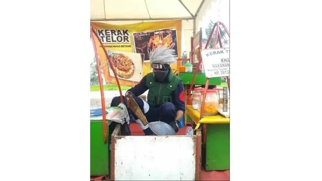 6 Potret Pedagang Cosplay saat Jualan Ini Kocak