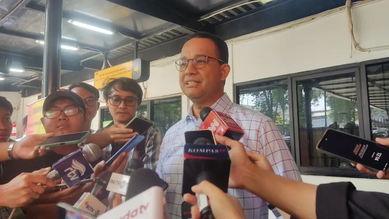 Bakal capres Anies Baswedan mengurus SKCK di Loket Pelayanan Masyarakat Baintelkam Polri di Cilandak, Jakarta Selatan, Senin (25/9/2023).