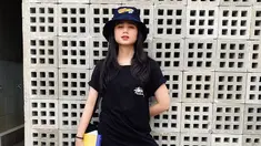 Gaya casual Tissa Biani dengan kaus berwarna hitam ini ia padupadankan dengan sebuah topi berwarna senada. Meski berpenampilan menggunakan busana gelap, akan tetapi penampilannya ini tetap terlihat manis. (Liputan6.com/IG/@tissabiani)