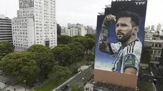 Mural baru pemain sepak bola Lionel Messi terpampang di pusat kota Buenos Aires, satu tahun setelah timnas Argentina menjuarai turnamen Piala Dunia, Senin (18/12/2023). (AP Photo/Gustavo Garello)