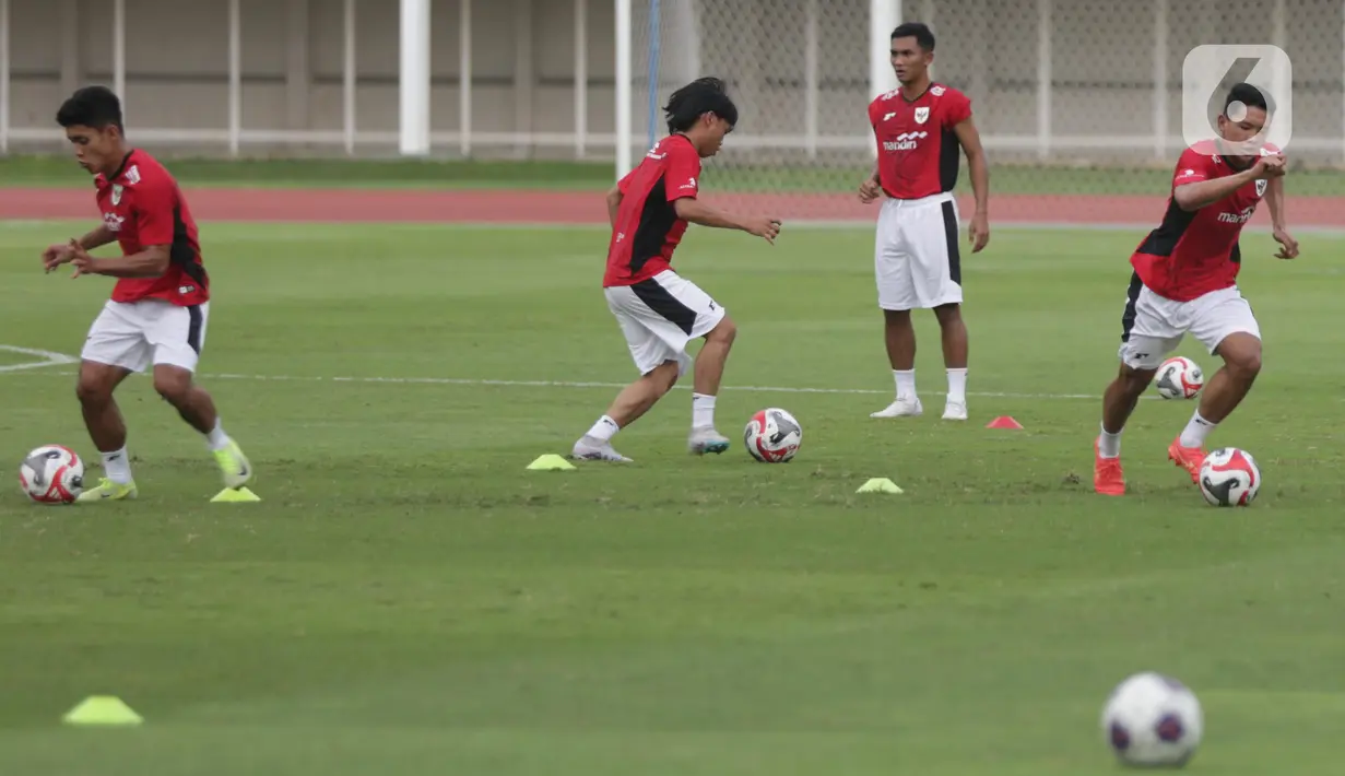 Sebanyak 24 pemain menjalani latihan secara langsung di lapangan. (Liputan6.com/Helmi Fithriansyah)
