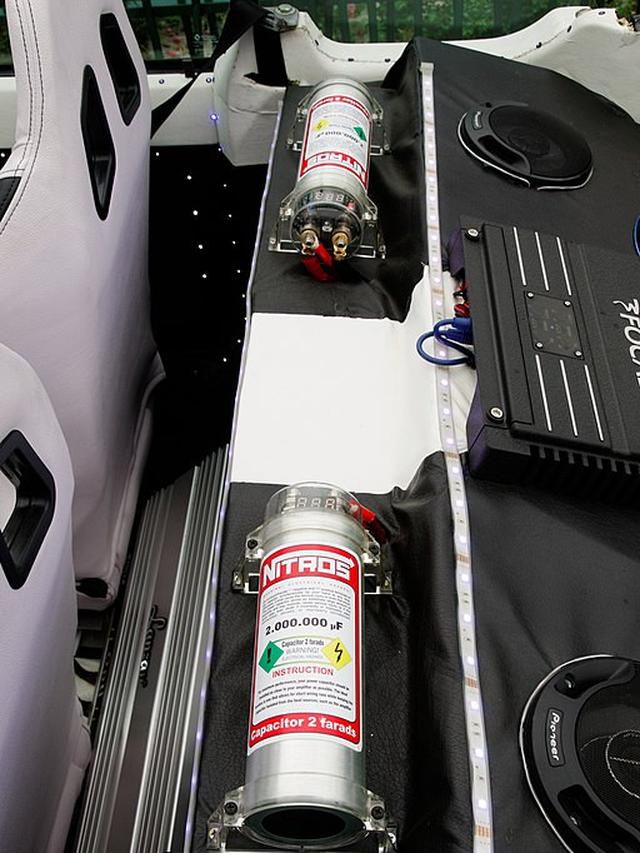 Kapasitor Bank Mobil - Thomas Bresson, CC BY 3.0, via Wikimedia Commons