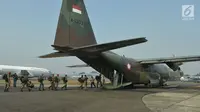 Anggota Kopassus menaiki pesawat Hercules di Lanud Halim Perdanakusuma, Jakarta, Senin (30/7). 140 personel Kopassus dikerahkan untuk mengevakuasi ratusan orang yang terjebak di Gunung Rinjani akibat gempa 6,3 SR di Lombok. (Merdeka.com/Iqbal S. Nugroho)