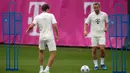 Dua penggawa Bayern Thomas Mueller (kiri) dan Bayern Harry Kane terlihat mengikuti sesi latihan di Munich, Jerman, Selasa, 19 September 2023. (AP Photo/Matthias Schrader)