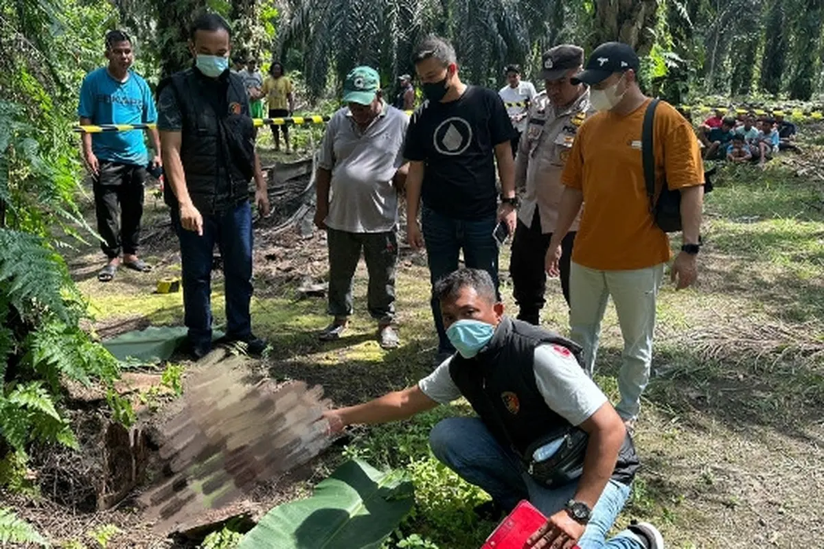 Personel Polsek Perhentian Raja, Polres Kampar, melakukan olah tempat kejadian perkara di lokasi bayi dibuang.