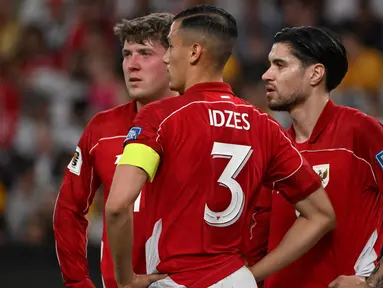 Pemain Timnas Indonesia, Jay Idzes (tengah) bersama rekan setimnya setelah mencetak gol dalam pertandingan putaran ketiga Kualifikasi Piala Dunia 2026 Zona Asia melawan Australia di Sydney Football Stadium pada Kamis, 20 Maret 2025. (Saeed KHAN/AFP)