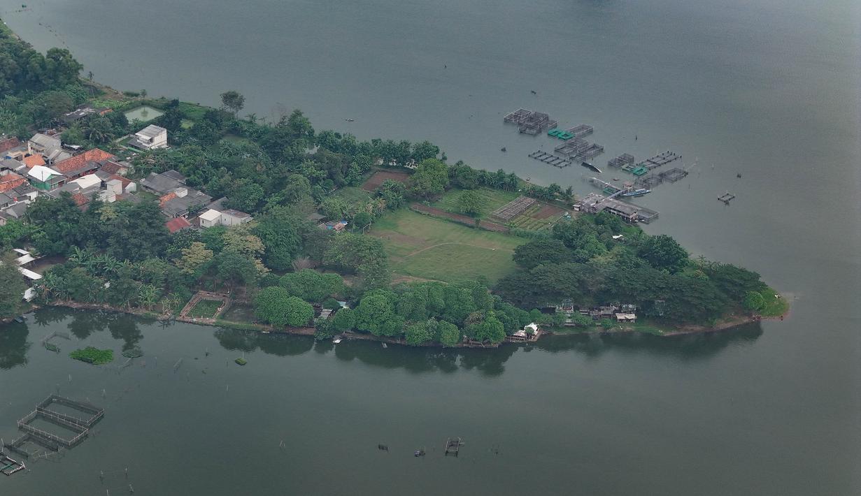 Transformasi dari waduk irigasi menjadi lokasi wisata lokal menunjukkan peran adaptif area ini dalam memenuhi kebutuhan lingkungan sekaligus sosial masyarakat. Tampak foto udara memperlihatkan area Situ Cipondoh di Kota Tangerang, Banten, nan tetap berfaedah sebagai area konservasi air sekaligus destinasi rekreasi warga, Rabu (14/4/2026). (merdeka.com/Arie Basuki)