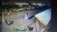 CCTV Rekam Aksi Begal Bersenjata di Cimahi Bawa Kabur Sepeda Motor Pasutri