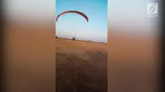 Insiden jatuhnya paralayang pada sebuah pesta rakyat di India.