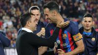 Gelandang Barcelona, Sergio Busquets mendapat ucapan selamat dari pelatih Xavi Hernandez setelah laga terakhirnya bersama Barcelona menghadapi Real Sociedad pada laga Liga Spanyol 2022/2023 di Camp Nou Stadium, Barcelona (20/5/2023). Sergio Busquets telah membela Barcelona sejak dipromosikan dari akademi La Masia pada awal muism 2008/2009. Kontraknya bersama Barcelona habis pada 30 Juni 2023 dan diprediksi akan menemani Lionel Messi di Inter Miami. (AFP/Lluis Gene)