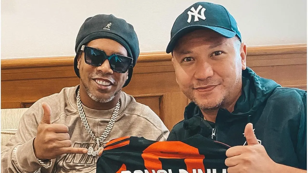 Gading Marten Girang Dapat Tanda Tangan Ronaldinho