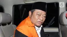 Bupati Sidoarjo, Saiful Ilah berada di dalam mobil tahanan usai menjalani pemeriksaan 1x24 jam di Gedung KPK, Jakarta, Kamis (9/1/2020). Saiful Ilah ditahan bersama Sunarti Setyaningsih, Judi Tetrahastoto, Sanadjihitu Sangadji dan pemberi Ibnu Ghopur dan Totok Sumedi. (merdeka.com/Dwi Narwoko)