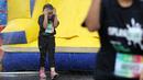 Ekspresi pelari cilik saat melewati rintangan semprotan air pada ajang Splash Run di Pantai Carnaval Ancol, Sabtu (30/7/2016). (Bola.com/Nicklas Hanoatubun)