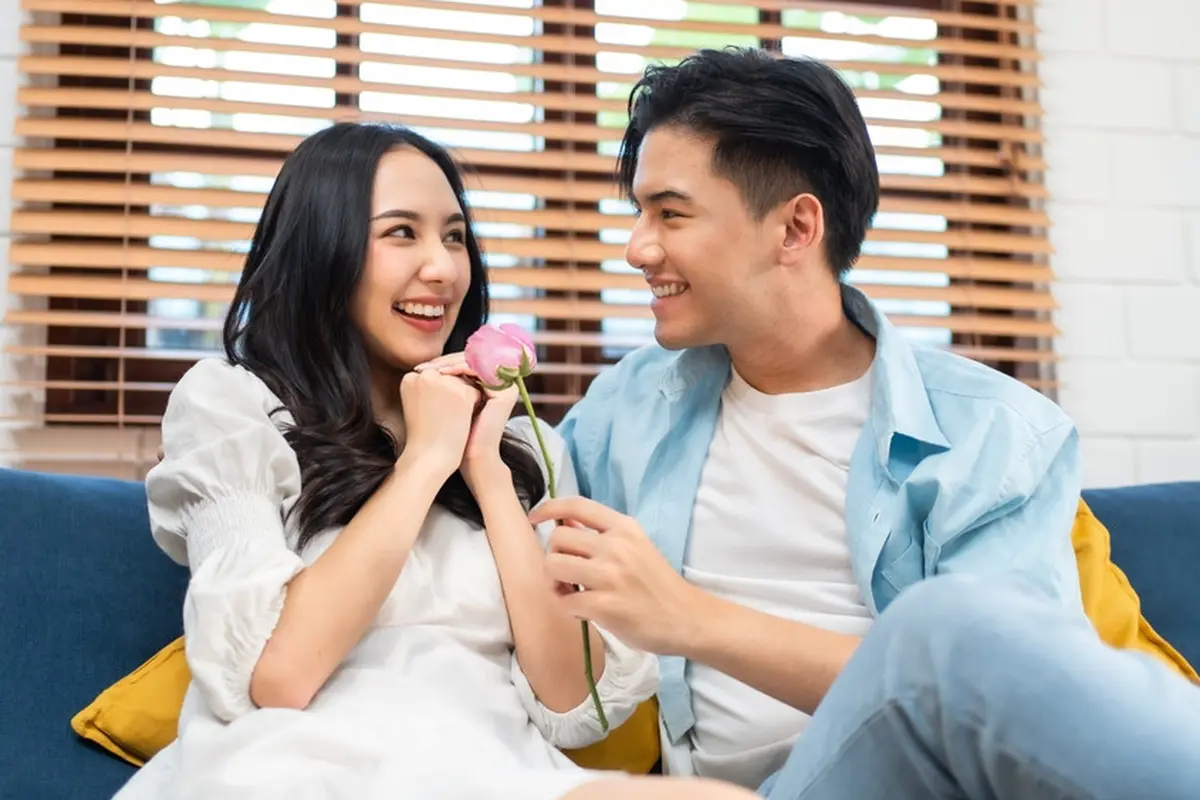romantis kencan jatuh cinta memberi bunga
