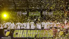 Pebasket Stapac Jakarta merayakan gelar juara usai mengalahkan Satria Muda Jakarta pada laga final IBL 2019  di C-Tra Arena, Bandung, Sabtu (23/3). Stapac menang 74-56 atas Satria Muda. (Bola.com/M Iqbal Ichsan)