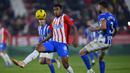 Gelandang Girona, Jhon Solis (kiri) mengontrol bola di depan bek Alaves, Ruben Duarte pada laga pekan ke-17 Liga Spanyol 2023/2024 di Montilivi Stadium, Girona, Selasa (19/12/2023) dini hari WIB. (AFP/Pau Barrena)
