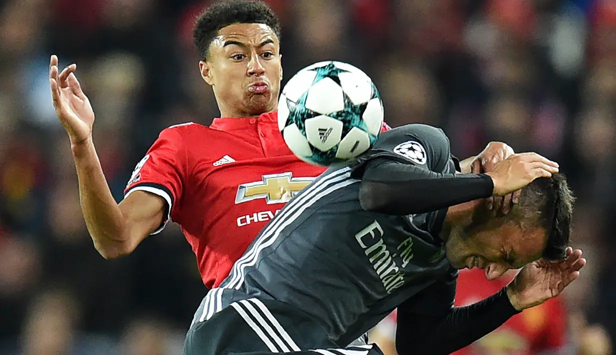 Gelandang Manchester United, Jesse Lingard berebut bola dengan pemain Benfica, Andreas Samaris pada laga Grup A Liga Champions di Old Trafford, Rabu (1/11) dini hari. MU sukses memetik kemenangan 2-0. (AFP PHOTO / Oli SCARFF)