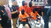 Empat tersangka pembunuhan sadis di diskotik Palembang ditangkap anggota Polda Sumsel (Liputan6.com / Nefri Inge)