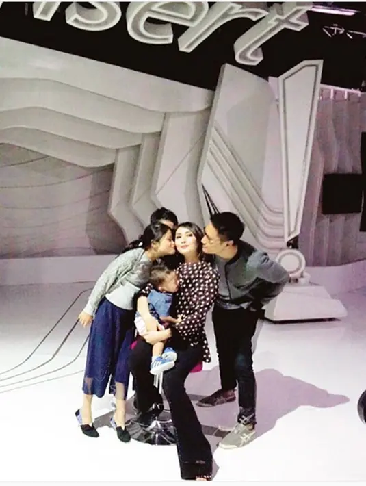 "Masya Allah semoga istiqamah,, rumah tangganya makin sakinah mawadah warahmah dan di himpun keberkahan selalu.. aamiin...," tulis abuaishaadzkia. "Keputusan yg sangat tepat, semoga menjadi lebih baik Amin," tulis anggakurniawan82. (Instagram/fenitarie)