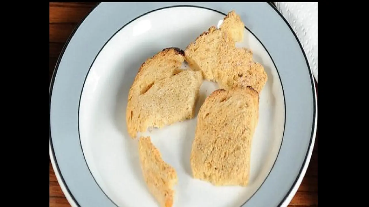 Roti yang disebut-sebut berusia 118 tahun. (Daily Mail)
