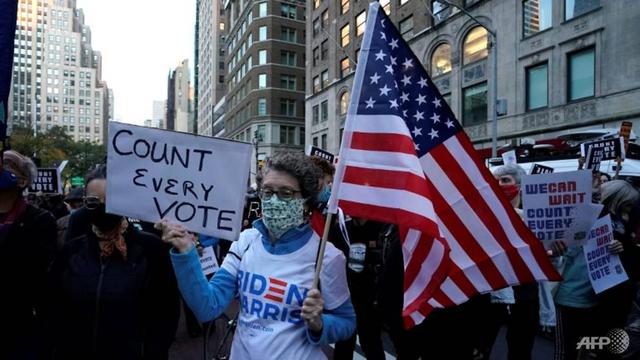 Orang-orang berkumpul di Fifth Avenue selama unjuk rasa "Hitung Setiap Suara" di New York pada 4 November 2020, saat Joe Biden mendekati suara elektoral yang diperlukan untuk memenangkan kursi kepresidenan.