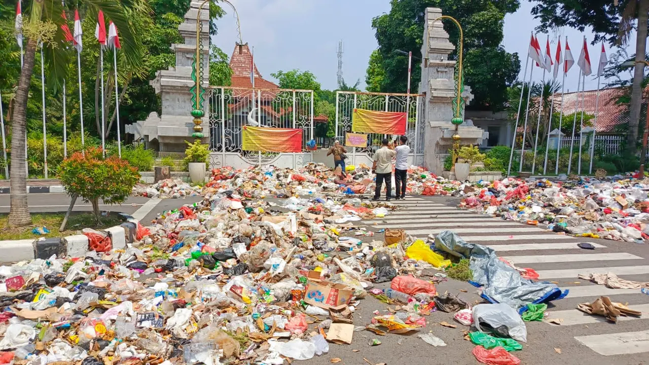 Tumpukan sampah yang dibuang pekerja kebersihan di sepanjang jalan Pendopo Delta Wibawa Sidoarjo sebagai bentuk protes ke bupati. (Istimewa)