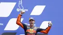 Pembalap Red Bull KTM, Pol Espargaro, melakukan selebrasi di atas podium usai balapan MotoGP Prancis di Le Mans, Minggu (11/10/2020). Petrucci finis pertama dengan catatan waktu 45 menit 54,736 detik. (AP Photo/David Vincent)