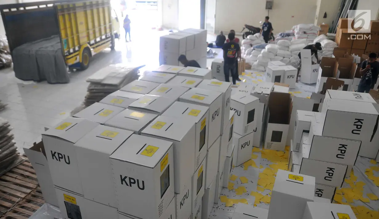 Pekerja merakit kotak suara di Gudang Penyimpanan, Jalan Arteri Yos Sudarso Semarang, Selasa (12/2). Sebanyak 22.670 kotak suara dirakit yang dikerjakan oleh 20 pekerja dalam waktu satu bulan. (Liputan6.com/Gholib)