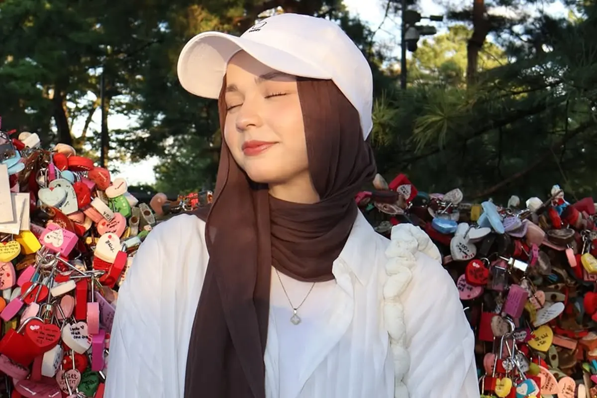 6 Potret Gaya Fashion Hijab Tugba Kiara, Aksesori Anting Bikin Look Stand Out