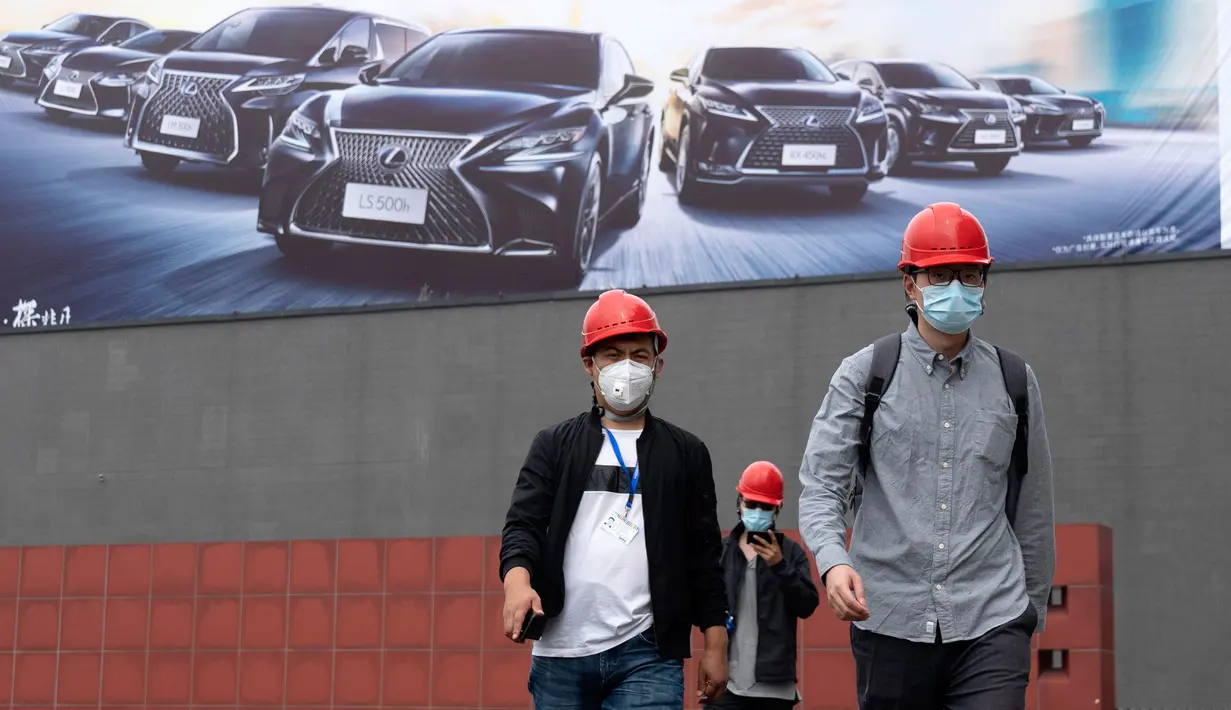 Para pekerja bersiap untuk pameran Auto China 2020 yang akan digelar di Beijing, Kamis (24/9/2020). Menandai bangkitnya kembali industri otomotif negara dengan penduduk terbanyak di dunia ini, China mengumumkan siap menggelar Auto China 2020. (AP Photo/Ng Han Guan)
