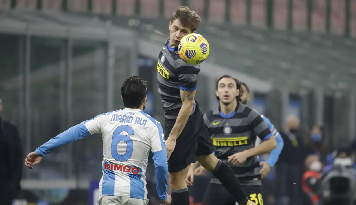 Gelandang Inter Milan, Nicolo Barella (atas), memenangi duel udara dengan bek Napoli, Mario Rui, dalam laga lanjutan Liga Italia 2020/21 Serie A pekan ke-12 di San Siro Stadium, Rabu (16/12/2020). Inter menang 1-0 atas Napoli. (AP/Luca Bruno)