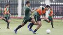 Pemain Timnas Indonesia U-22, Nurhidayat, menggiring bola saat latihan di Lapangan ABC Senayan, Selasa (5/2). Nurhidayat merupakan palang pintu andalan yang siap menjaga pertahanan Timnas Indonesia U-22. (Bola.com/M Iqbal Ichsan)