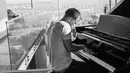 Melihat dari foto-foto di Instagramnya, Avicii pun selalu terlihat tampan saat memainkan alat musiknya. Seperti halnya di foto ini, ia tampak sedang bermain piano dan sangat menghayatinya. (Instagram/Avicii)