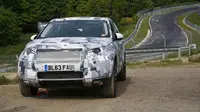 Tampilan eksterior dari Land Rover Discovery Sport ini tidak terlihat secara gamblang karena ditutupi stiker di sekujur bodinya. 