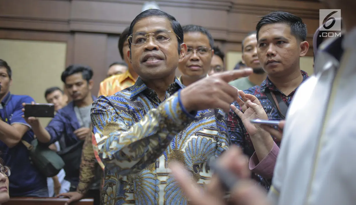 Terdakwa kasus dugaan suap proyek PLTU Riau-1 Idrus Marham tiba untuk menjalani sidang putusan di Pengadilan Tipikor Jakarta, Selasa (23/4/2019). Mantan Sekjen Partai Golkar Idrus Marham mendapat vonis tiga tahun penjara dan denda Rp 150 juta subsidier dua bulan kurungan (Liputan6.com/Faizal Fanani)