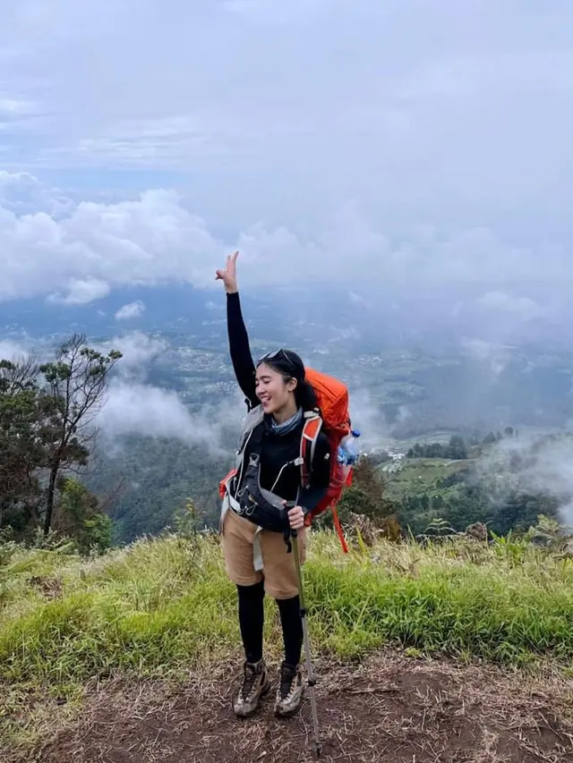 7 Gaya Sporty Febby Rastanty Saat Mendaki Gunung Merbabu, Tetap Cantik dan Stylish