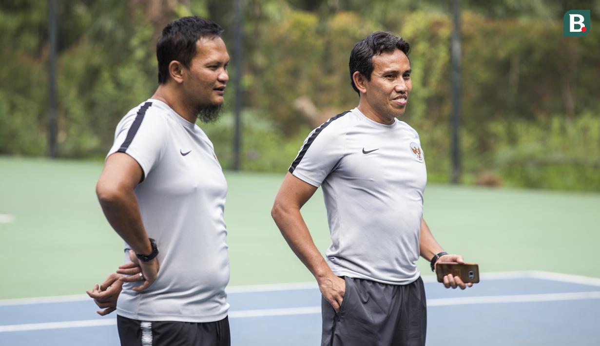 Pelatih Timnas Indonesia, Bima Sakti, memberikan instruksi kepada anak asuhnya saat latihan di Hotel Sultan, Jakarta (14/11). Latihan ini merupakan persiapan jelang laga Piala AFF 2018. (Bola.com/Vitalis Yogi Trisna)