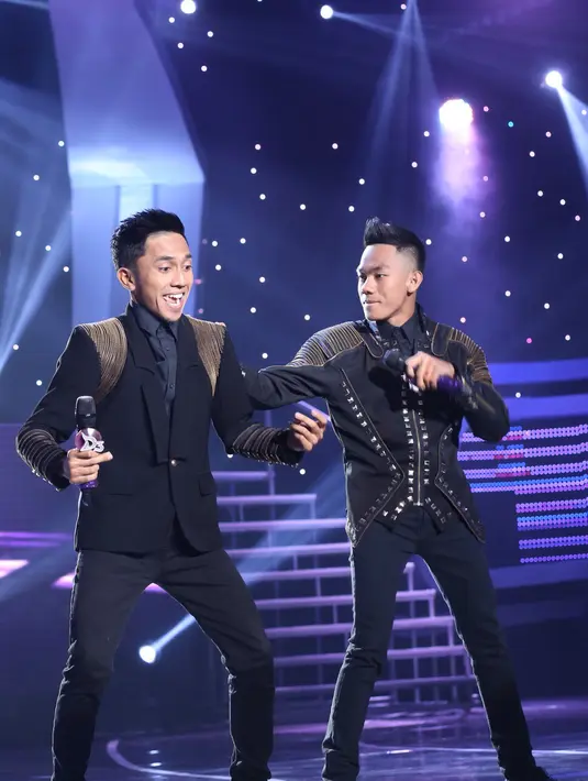 Sebelumnya, dalam kontes dangdut D'Academy ada cowok kembar. Namanya Rizki dan Ridho atau 2 R, namanya makin dikenal setalah mengikuti kontes dangdut D'Academy 2. (Andy Masela/Bintang.com)