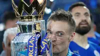 Striker Leicester City, Jamie Vardy, mencium trofi Premier League. (AFP/Adrian Dennis)