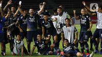 Selebrasi pemain Persib Bandung usai berhasil menahan imbang PS Sleman dalam pertandingan semifinal leg kedua Piala Menpora 2021 di Stadion Manahan, Solo, Senin (19/4/2021). (Bola.com/Ikhwan Yanuar)