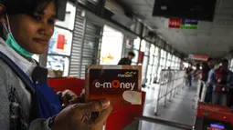 Dengan pemberlakuan e-ticketing, diharapkan bisa mengurangi antrean di loket halte Transjakarta, (23/10/14). (Liputan6.com/Faizal Fanani)